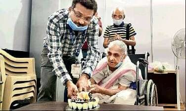 वाढदिवसादिवशी शंभर वर्षांच्या महिलेचं लसीकरण, लसीकरण केंद्रावर केक कापून वाढदिवस साजरा
