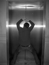 मुसळधार पावसात लिफ्टमध्ये अडकून दोन सुरक्षा रक्षकांचा मृत्यू