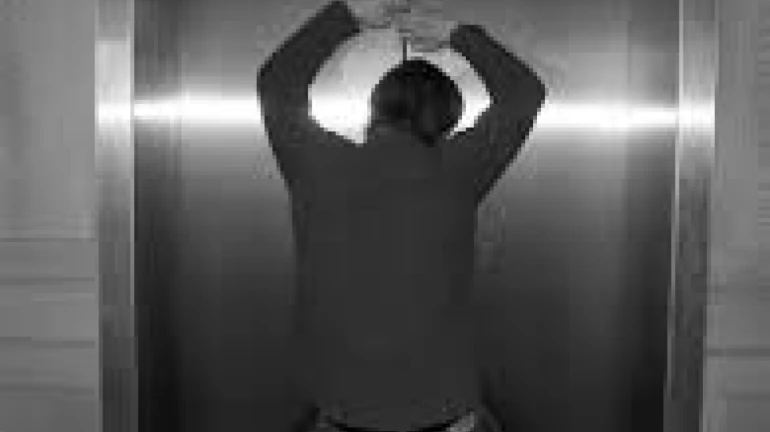 मुसळधार पावसात लिफ्टमध्ये अडकून दोन सुरक्षा रक्षकांचा मृत्यू मुसळधार पावसात लिफ्टमध्ये अडकून दोन सुरक्षा रक्षकांचा मृत्यू