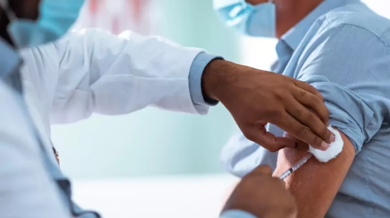 लस घेणाऱ्यांना मुदत ठेवींवर मिळणार अधिक व्याज, सेंट्रल बँक ऑफ इंडियाची योजना लस घेणाऱ्यांना मुदत ठेवींवर मिळणार अधिक व्याज, सेंट्रल बँक ऑफ इंडियाची योजना