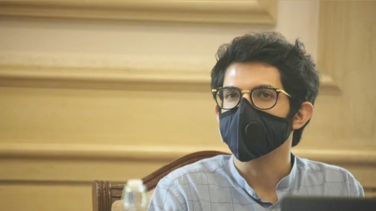 आदित्य ठाकरेंच्या ताफ्यावर दगडफेक, सुरक्षेत त्रुटी असल्याचा पक्षाचा आरोप आदित्य ठाकरेंच्या ताफ्यावर दगडफेक, सुरक्षेत त्रुटी असल्याचा पक्षाचा आरोप