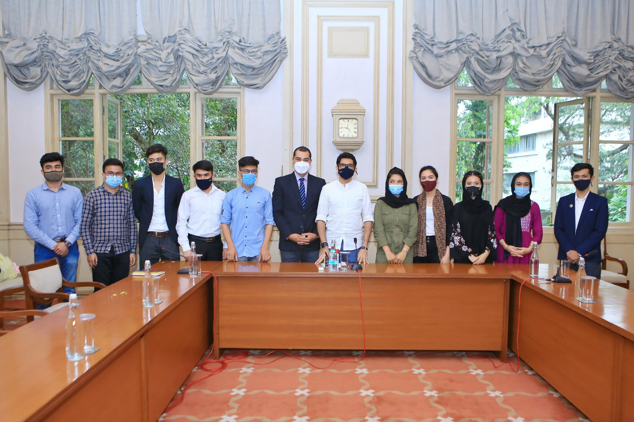 Aaditya Thackeray meets students from Afghanistan