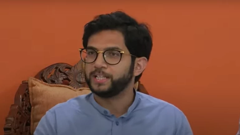 मुंबई सड़कों की मरम्मत के टेंडर में घोटाला ?- आदित्य ठाकरे मुंबई सड़कों की मरम्मत के टेंडर में घोटाला ?- आदित्य ठाकरे