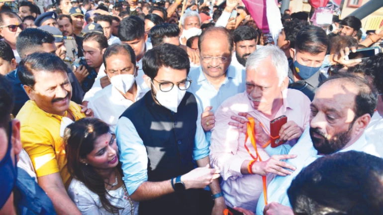 बोरीवली में फ्लाईओवर के उद्घाटन के दौरान शिवसेना, भाजपा कार्यकर्ता आपस में भिड़े बोरीवली में फ्लाईओवर के उद्घाटन के दौरान शिवसेना, भाजपा कार्यकर्ता आपस में भिड़े