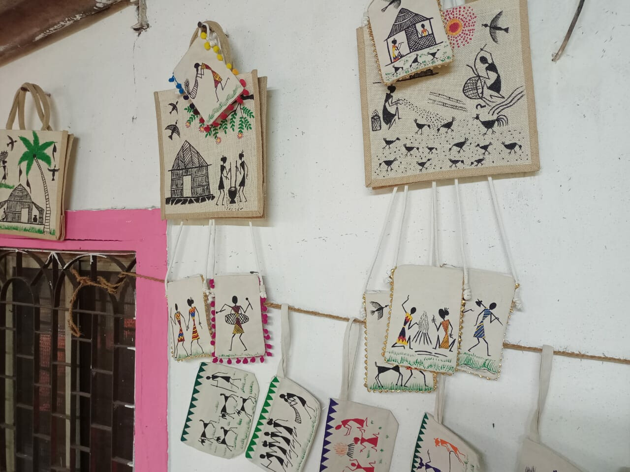 आदिवासी पाऊल पडते पुढे, वारली कलेला व्यवसायाची सांगड