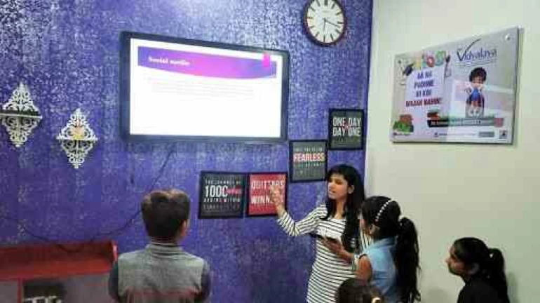 कोरोना काल मे छात्रों को शिक्षा की नई रोशनी दिखाता 'आस विद्यालय' ! कोरोना काल मे छात्रों को शिक्षा की नई रोशनी दिखाता 'आस विद्यालय' !