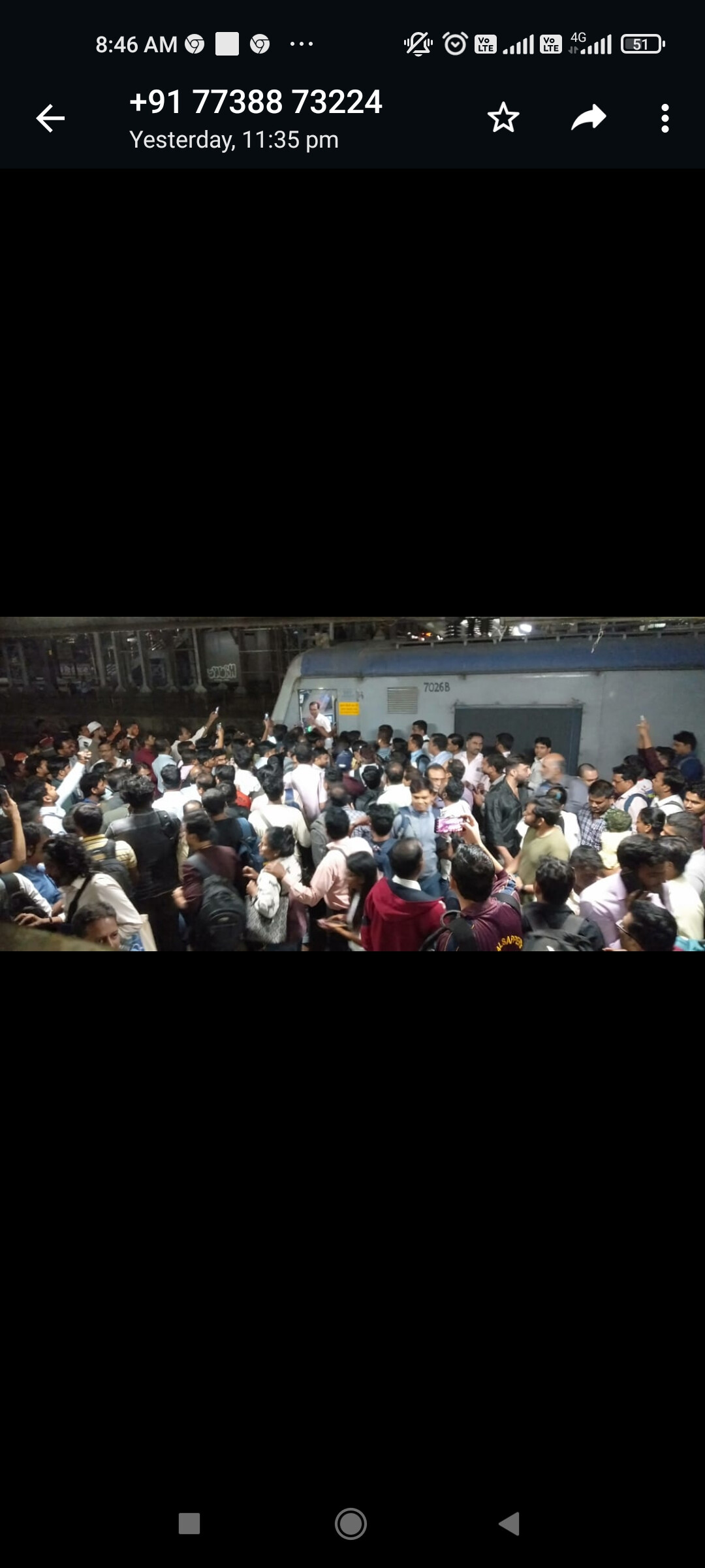 एसी लोकलचे दार न उघडल्याने प्रवासी संतप्त, मोटरमनला केलं केबिनमध्ये बंद