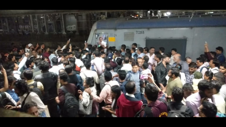 एसी लोकलचे दार न उघडल्याने प्रवासी संतप्त, मोटरमनला केलं केबिनमध्ये बंद एसी लोकलचे दार न उघडल्याने प्रवासी संतप्त, मोटरमनला केलं केबिनमध्ये बंद