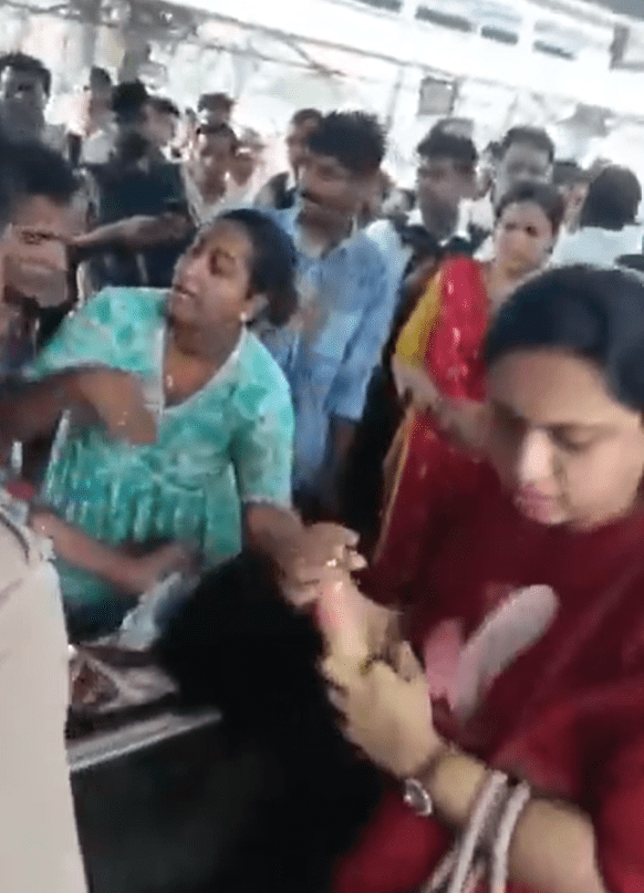 Technical Snag Disrupts CR AC Local; Passengers Face Suffocation
