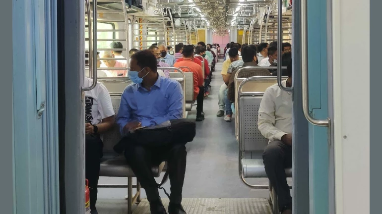 मुंबई- एसी लोकल ट्रेन यात्रियों ने ट्रेन रद्द होने पर मध्य रेलवे से रिफंड की मांग की मुंबई- एसी लोकल ट्रेन यात्रियों ने ट्रेन रद्द होने पर मध्य रेलवे से रिफंड की मांग की