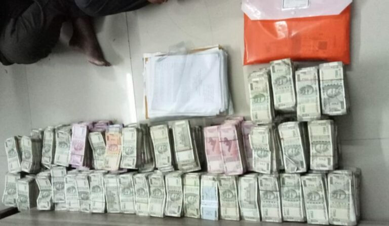 मुंबई : आरे डेयरी कॉलोनी के CEO 50 हजार रिश्वत लेते हुए पकड़े गए,  घर से भी मिले 3.46 करोड़