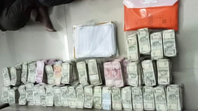 मुंबई : आरे डेयरी कॉलोनी के CEO 50 हजार रिश्वत लेते हुए पकड़े गए,  घर से भी मिले 3.46 करोड़