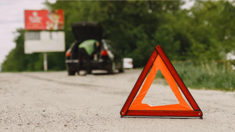 Mumbai: Car hit two Ganpati Mandal activists, One died Mumbai: Car hit two Ganpati Mandal activists, One died