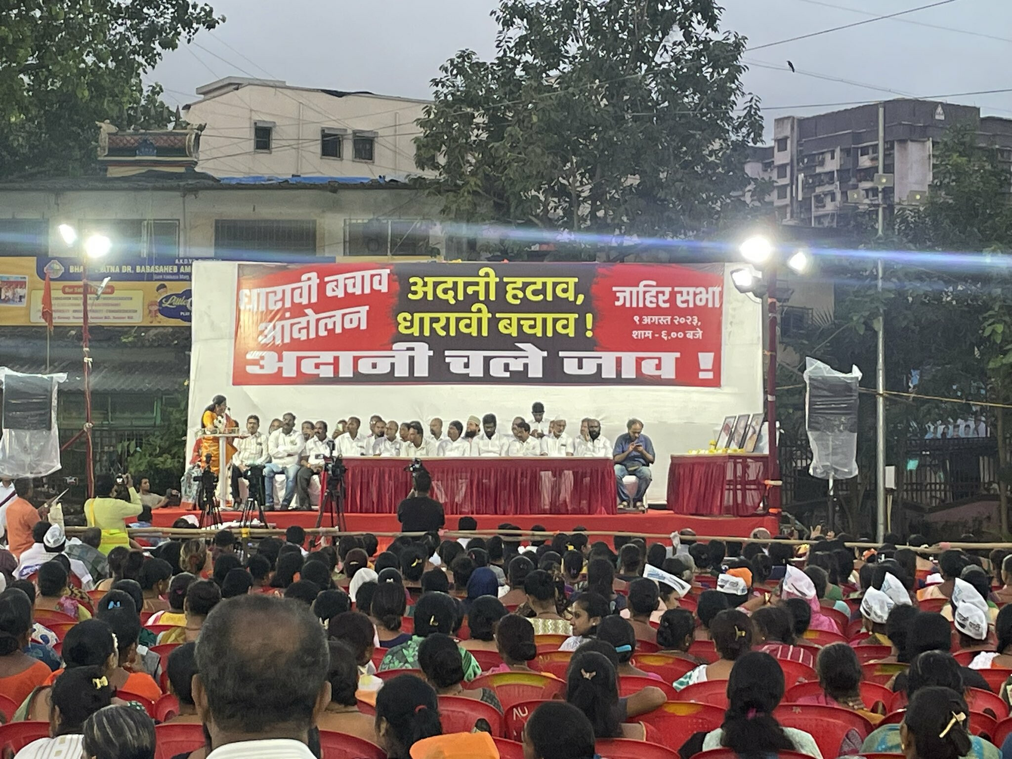 मुंबई - धारावी पुनर्विकास परियोजना को महाराष्ट्र सरकार द्नारा की जाने की मांग