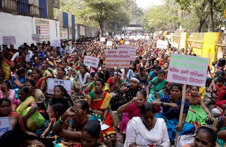 Thousands of Adivasis gather to protest in Bandra against deforestation and issuing of caste certificates