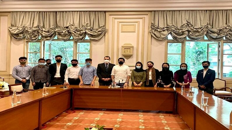 मुंबईत शिकणाऱ्या अफगणिस्तान विद्यार्थ्यांनी घेतली आदित्य ठाकरेंची भेट