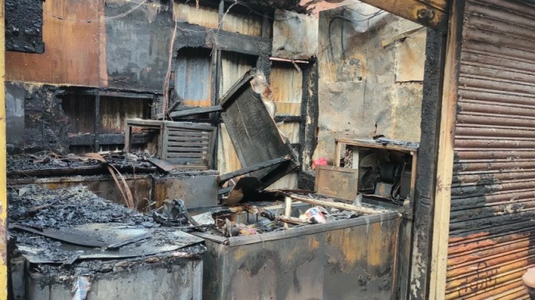 दादर के अगर बाजार परिसर में भीषण आग दादर के अगर बाजार परिसर में भीषण आग