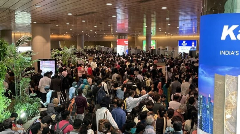 मुंबई विमानतळावर प्रवाशांची मोठी गर्दी; चेंगराचेंगरीसारखी स्थिती निर्माण