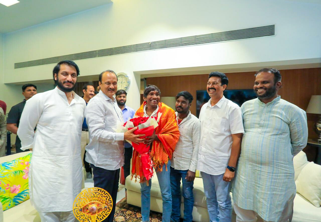 उपमुख्यमंत्री अजित पवार ने बिग बॉस मराठी 5 के विजेता सूरज चव्हाण से की मुलाकात