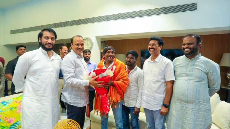 उपमुख्यमंत्री अजित पवार ने बिग बॉस मराठी 5 के विजेता सूरज चव्हाण से की मुलाकात उपमुख्यमंत्री अजित पवार ने बिग बॉस मराठी 5 के विजेता सूरज चव्हाण से की मुलाकात