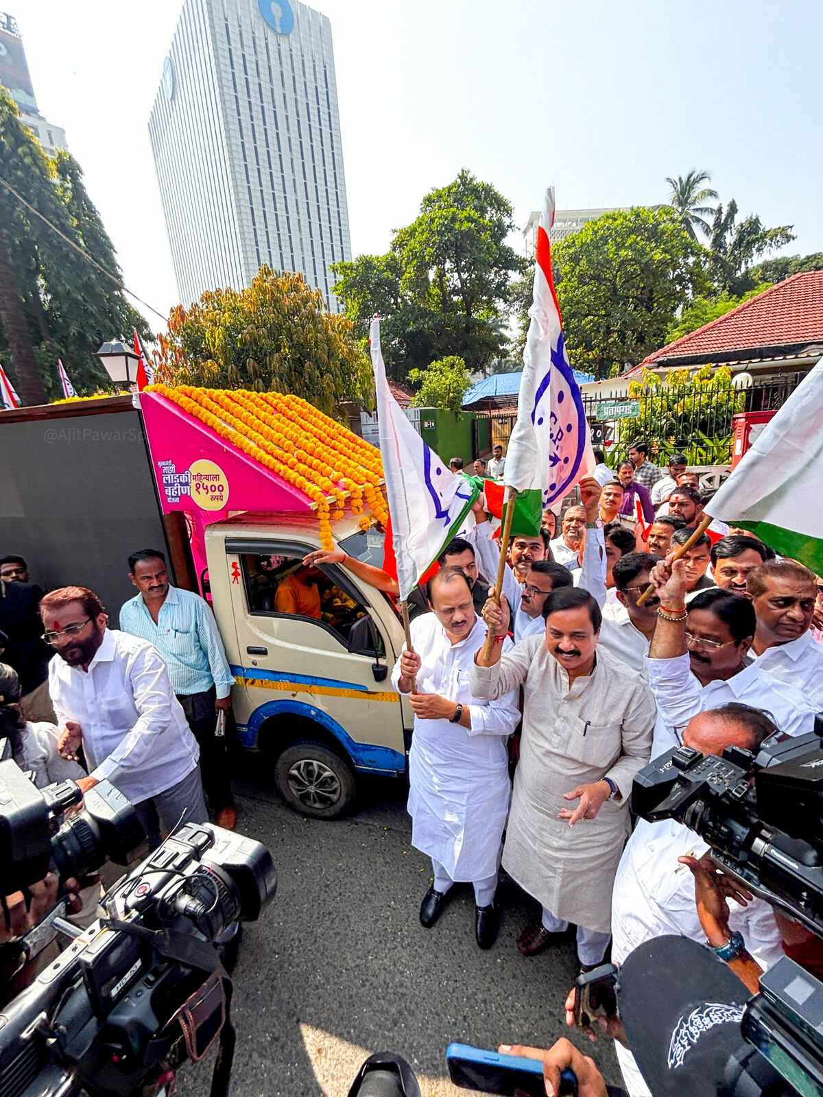 अजित पवार ने पार्टी के चुनाव अभियान 'एलईडी वैन' को हरी झंडी दिखाई
