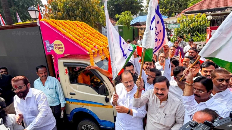 अजित पवार ने पार्टी के चुनाव अभियान 'एलईडी वैन' को हरी झंडी दिखाई अजित पवार ने पार्टी के चुनाव अभियान 'एलईडी वैन' को हरी झंडी दिखाई