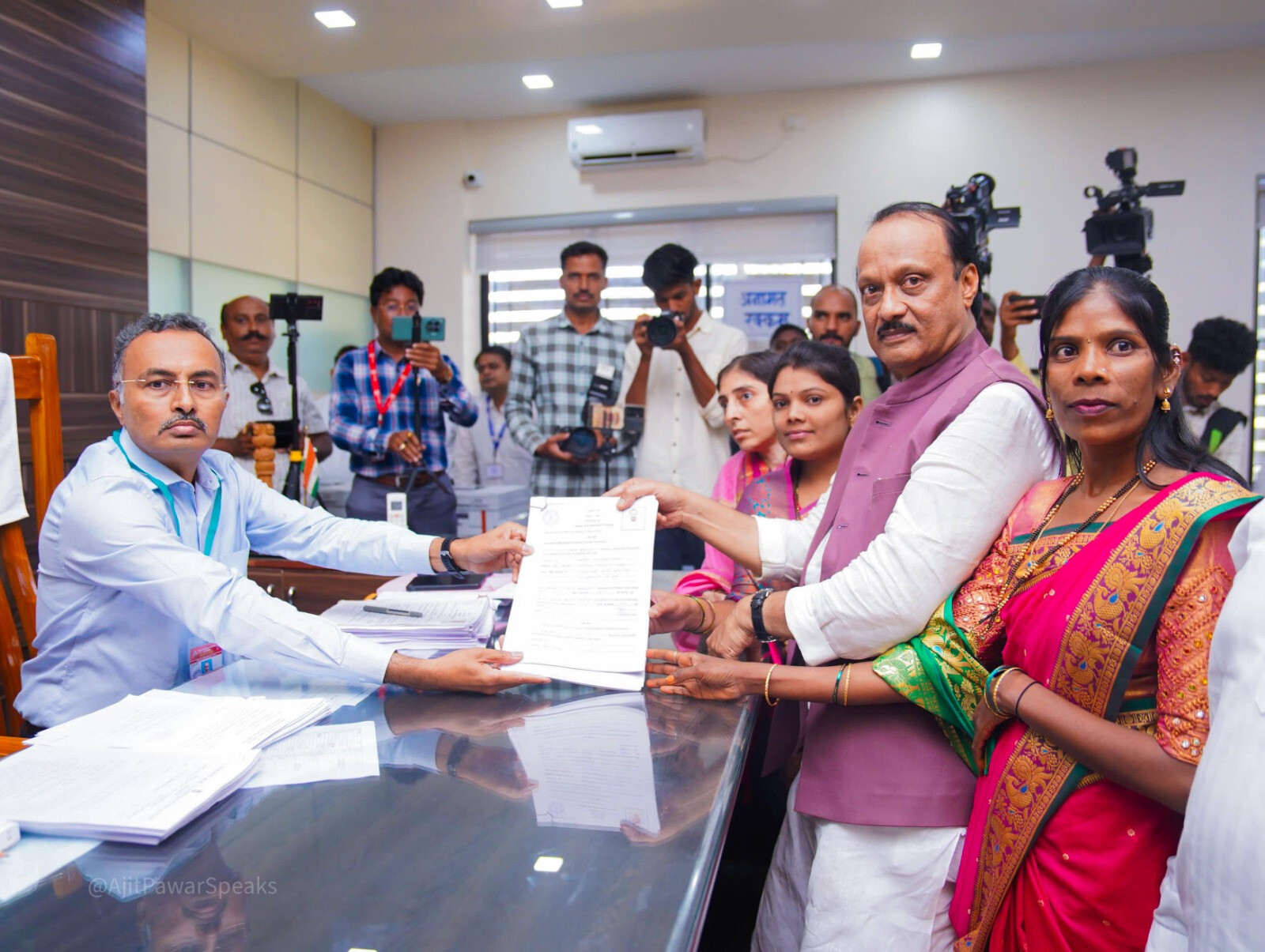 नामांकन के दौरान अजित पवार के साथ खड़ी पांच महिलाएं कौन हैं?