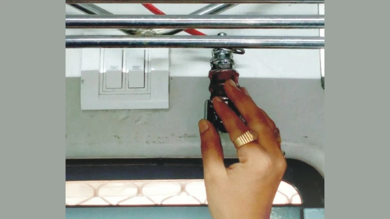 Mumbai: CR takes action against 711 people for pulling emergency chain Mumbai: CR takes action against 711 people for pulling emergency chain