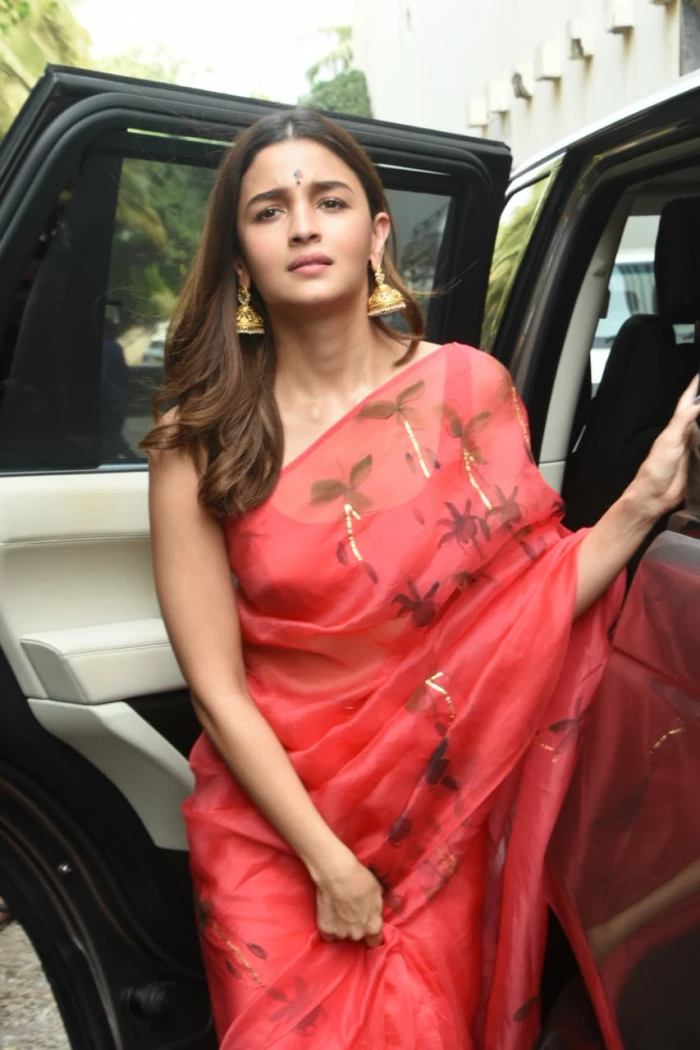 बॉलीवुड की ये 9 एक्ट्रेस जिनकी दुर्गा पूजा में है गहरी आस्था