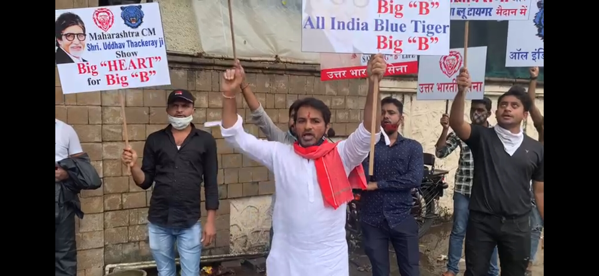 अमिताभ बच्चन के घर के बाहर  समर्थन में  प्रदर्शन कर रहे लोगों को पुलिस ने लिया हिरासत में