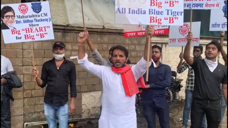 अमिताभ बच्चन के घर के बाहर  समर्थन में  प्रदर्शन कर रहे लोगों को पुलिस ने लिया हिरासत में