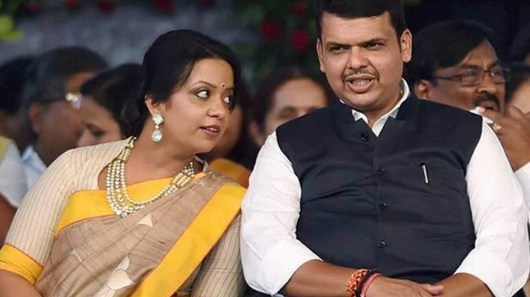 कधी कधी प्रमाणपत्राची गरज लागते, अमृता फडणवीसांची मुख्यमंत्र्यांवर खोचक टीका कधी कधी प्रमाणपत्राची गरज लागते, अमृता फडणवीसांची मुख्यमंत्र्यांवर खोचक टीका