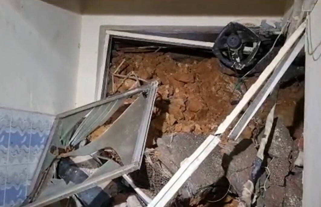 अंधेरी-  रामबाग सोसायटी के बगल की पहाड़ी का एक हिस्सा सोसायटी की पहली मंजिल पर गिरा