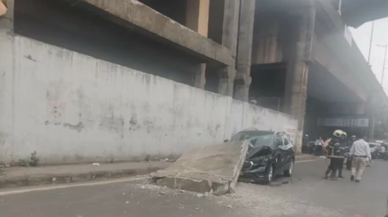 अंधेरी में फ्लाईओवर स्लैब का हिस्सा चलती गाड़ी पर गिरा अंधेरी में फ्लाईओवर स्लैब का हिस्सा चलती गाड़ी पर गिरा