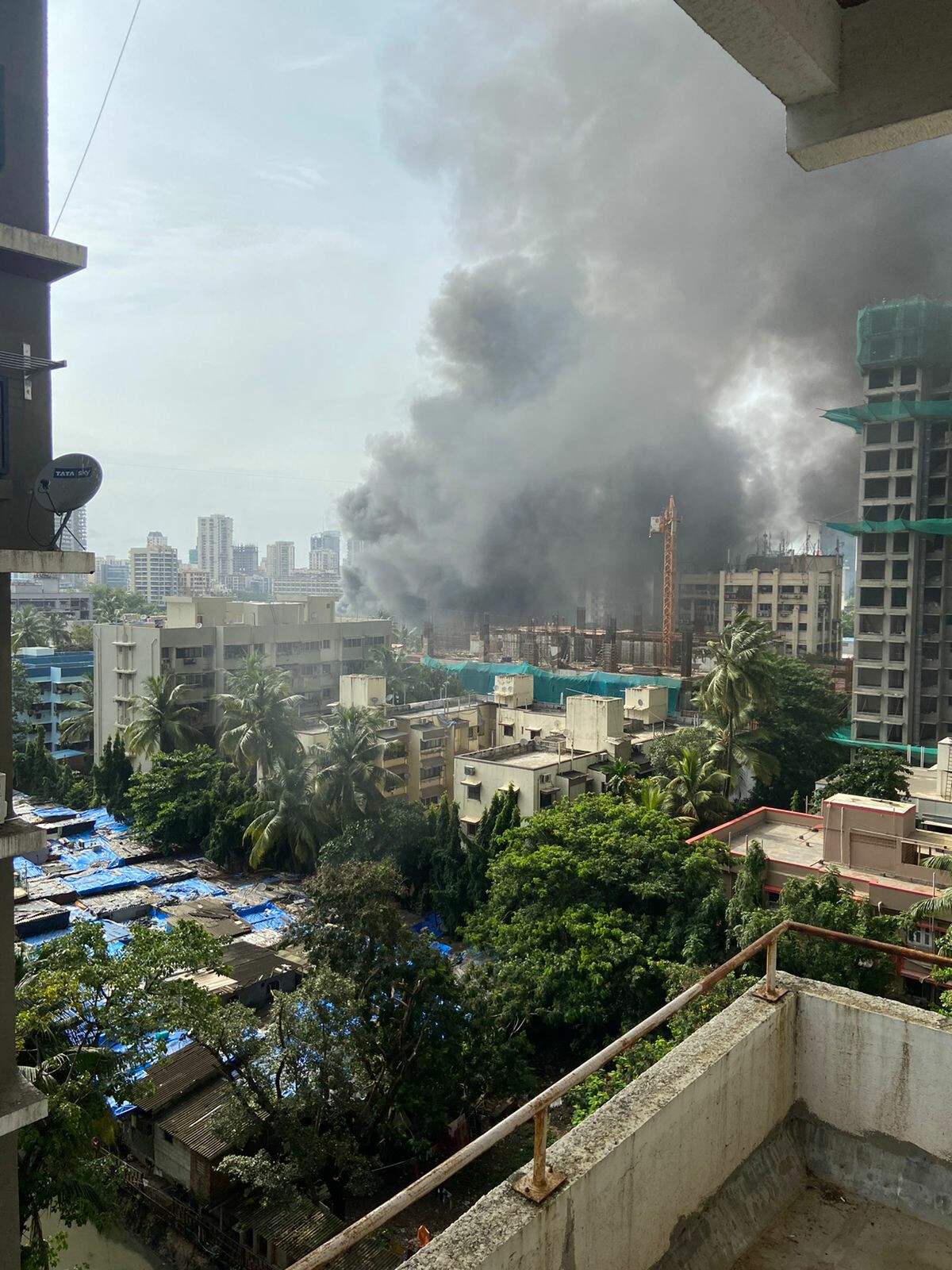 अंधेरी लिंक रोड के चित्रकूट मैदान के पास लगी भीषण आग