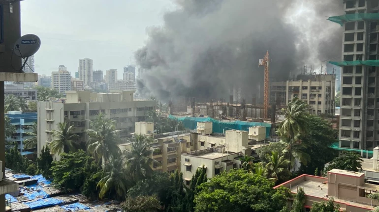 अंधेरी लिंक रोड के चित्रकूट मैदान के पास लगी भीषण आग अंधेरी लिंक रोड के चित्रकूट मैदान के पास लगी भीषण आग