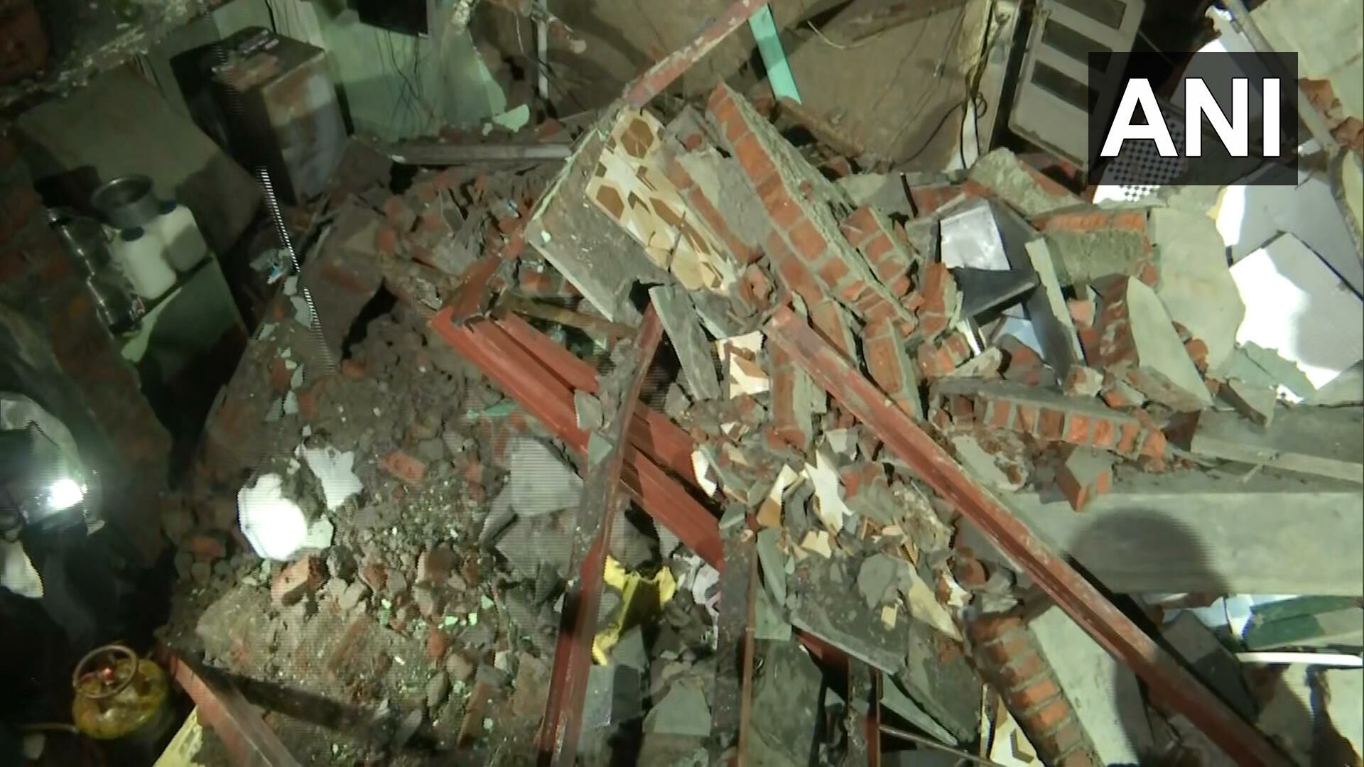 अंधेरी के जुहू गली में गिरा 3 मंजिला घर, 5 घायल