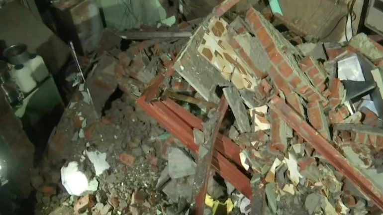 Mumbai: 6 people, including a fireman, injured as an under-construction building collapses in Andheri Mumbai: 6 people, including a fireman, injured as an under-construction building collapses in Andheri