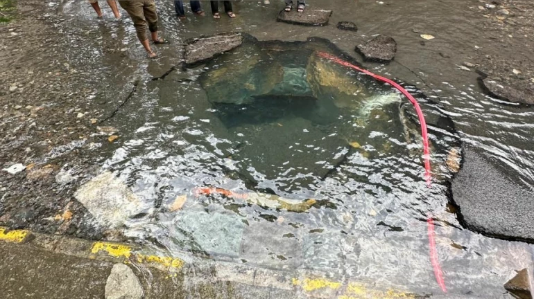 मुंबई - अंधेरी के लोखंडवाला इलाके मे पानी की पाइपलाइन फटी मुंबई - अंधेरी के लोखंडवाला इलाके मे पानी की पाइपलाइन फटी