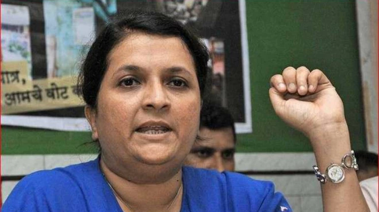 यापुढं माझं नाव घ्याल तर… अंजली दमानियांचा खडसेंना इशारा यापुढं माझं नाव घ्याल तर… अंजली दमानियांचा खडसेंना इशारा