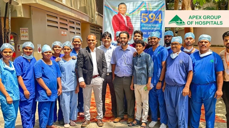 Mumbai doctor performs record 594 Robotic Knee Replacement Surgeries in one year