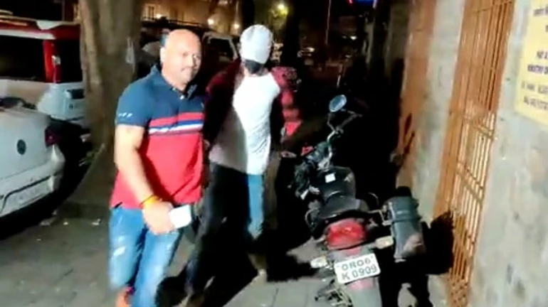 शाहरुखचा मुलगा NCBच्या ताब्यात, क्रूझवर रंगलेली रेव्ह पार्टी शाहरुखचा मुलगा NCBच्या ताब्यात, क्रूझवर रंगलेली रेव्ह पार्टी