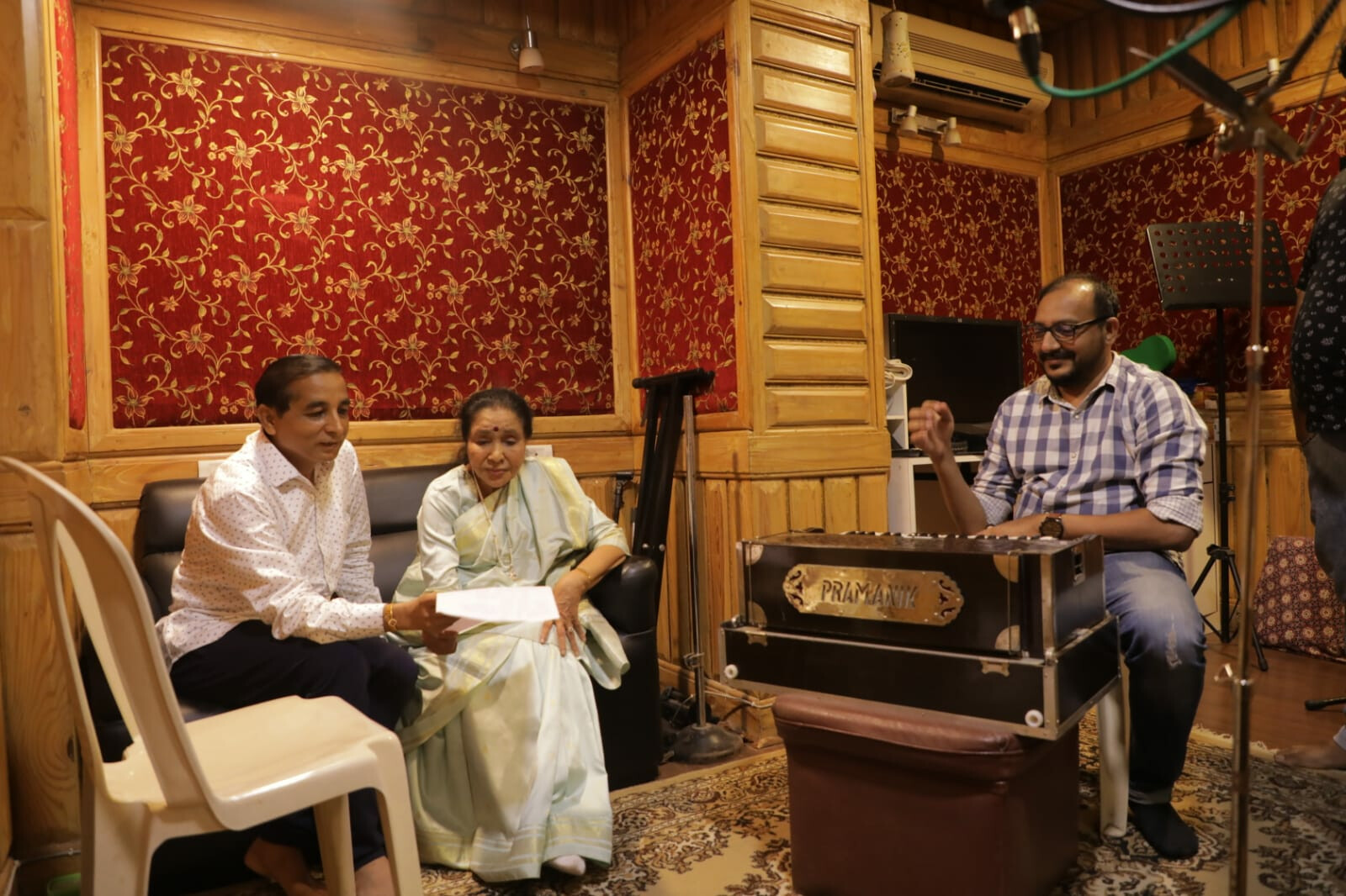 वयाच्या ८८व्या वर्षी ज्येष्ठ गायिका आशा भोसले यांनी गायलं 'हवाहवाई' चित्रपटासाठी गाणं!