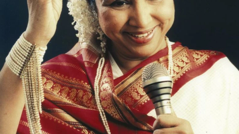 ज्येष्ठ गायिका आशा भोसले काळाच्या पडद्याआड ज्येष्ठ गायिका आशा भोसले काळाच्या पडद्याआड