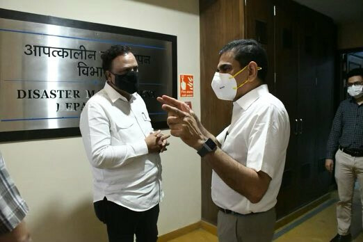 मुंबईत आपत्कालीन परिस्थिती, सत्ताधारी, कंत्राटदारांना पळ काढता येणार नाही…