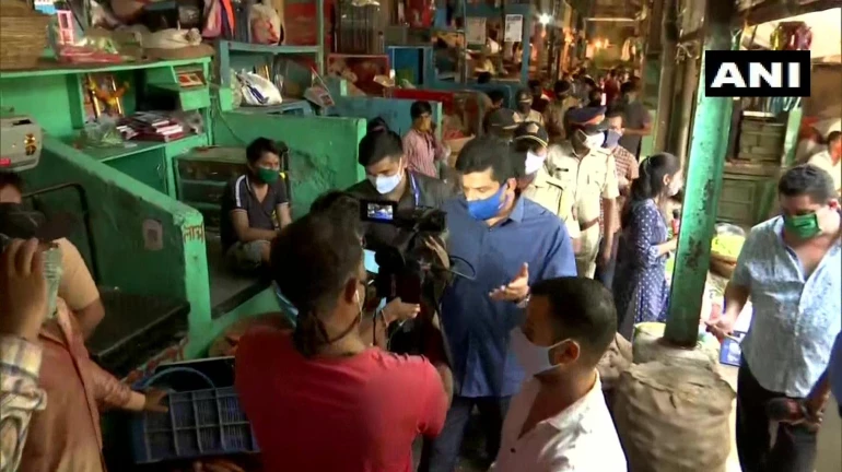 Dadar market continues to witness huge crowd; Mumbai Guardian Minister Aslam Shaikh visits to inspect Dadar market continues to witness huge crowd; Mumbai Guardian Minister Aslam Shaikh visits to inspect