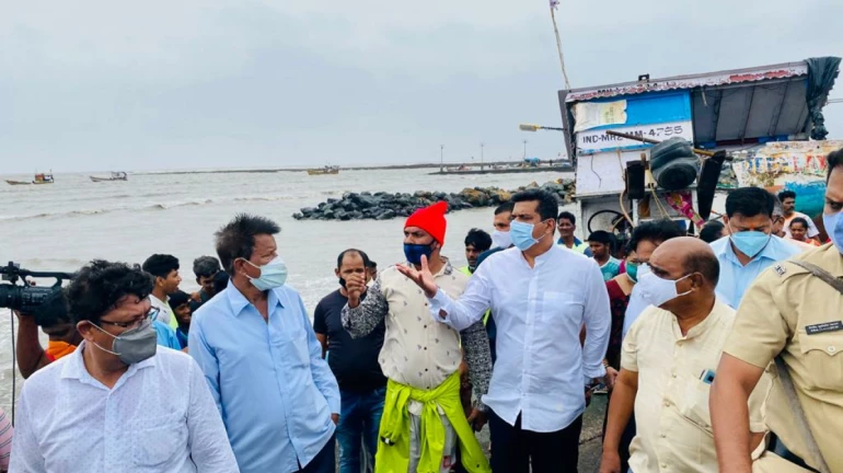 मंत्री असलम शेख ने मुंबई के चक्रवात प्रभावित इलाकों का किया दौरा मंत्री असलम शेख ने मुंबई के चक्रवात प्रभावित इलाकों का किया दौरा