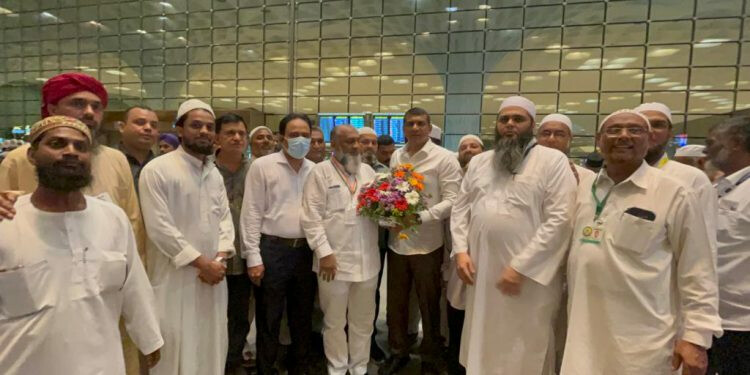 410 तीर्थयात्रियों का पहला जत्था हज के लिए मुंबई रवाना