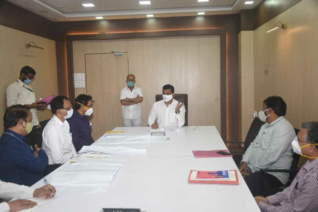 Aslam Shaikh asks BMC officials to begin road repair work in Malad and Goregaon