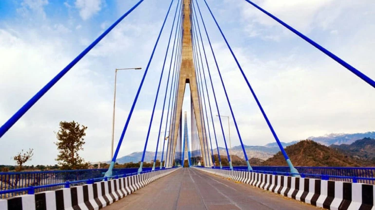 अटल सेतूवरून उडी घेत तरुण इंजिनिअरची आत्महत्या अटल सेतूवरून उडी घेत तरुण इंजिनिअरची आत्महत्या